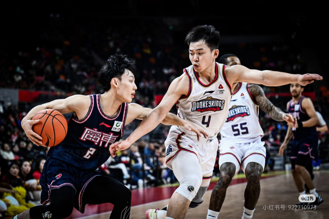 包含广东宏远主场击败江苏队，继续保持领跑的词条