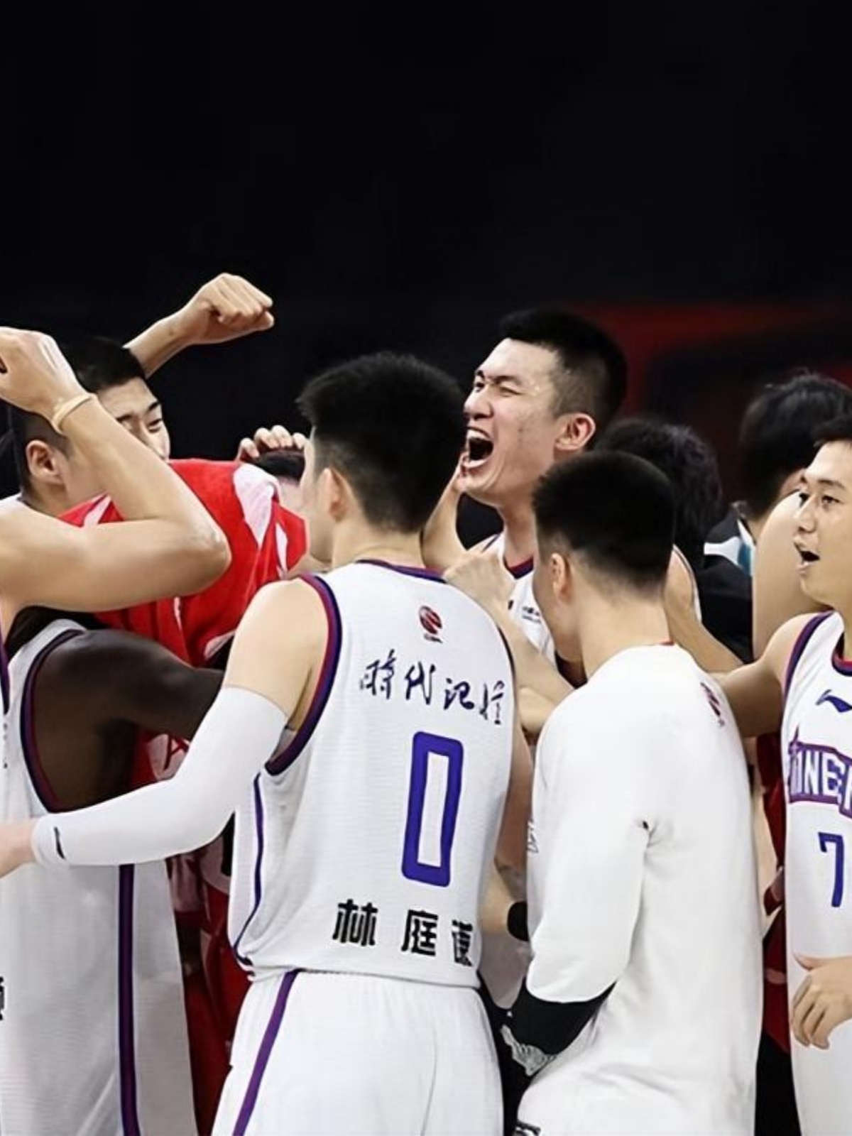 包含广东宏远主场击败江苏队，继续保持领跑的词条