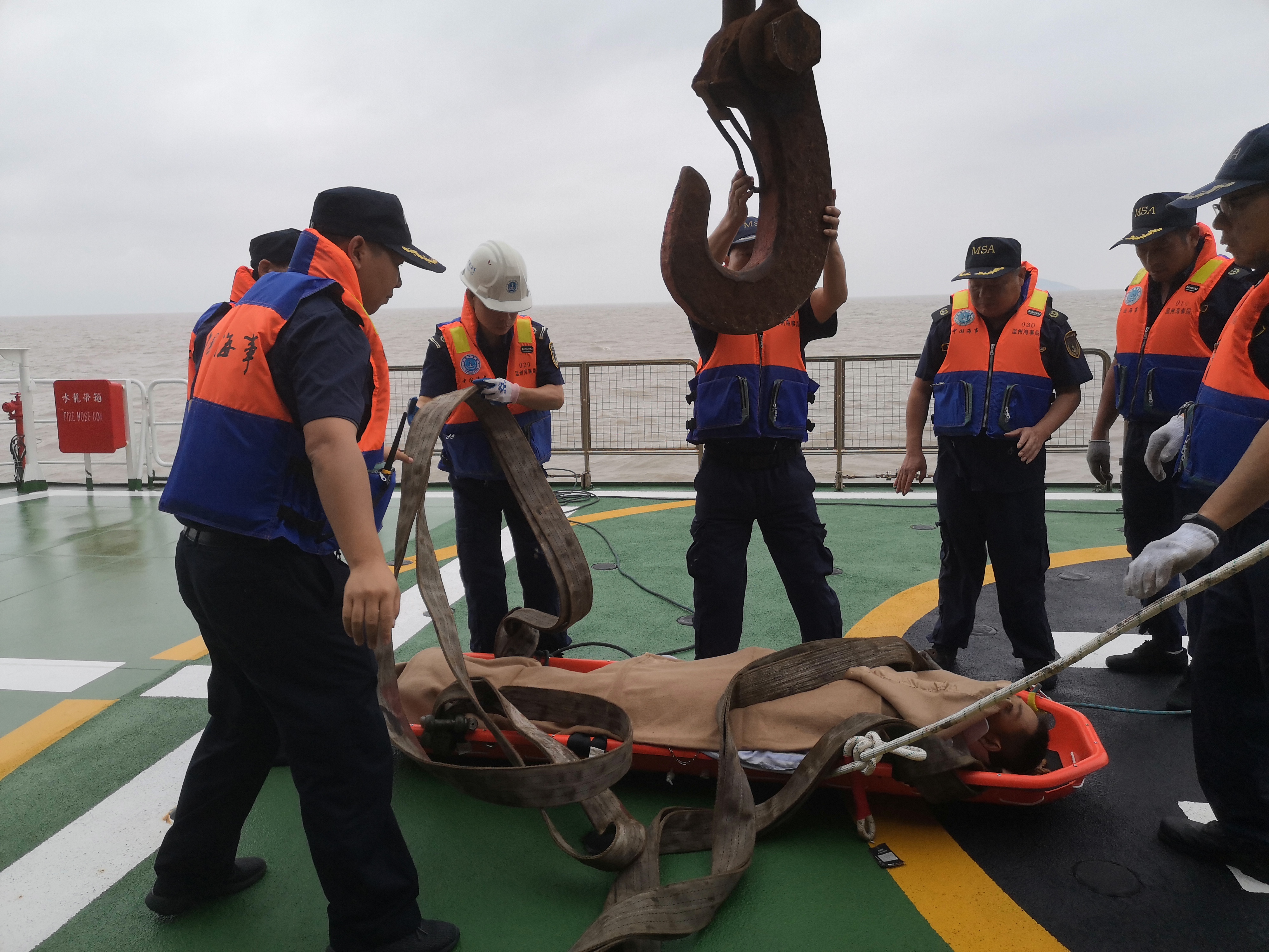 毕尔巴鄂队员比赛中意外受伤,医护人员紧急救助的简单介绍 毕尔巴鄂队员比赛中意外受伤,医护人员紧急救助的简单介绍