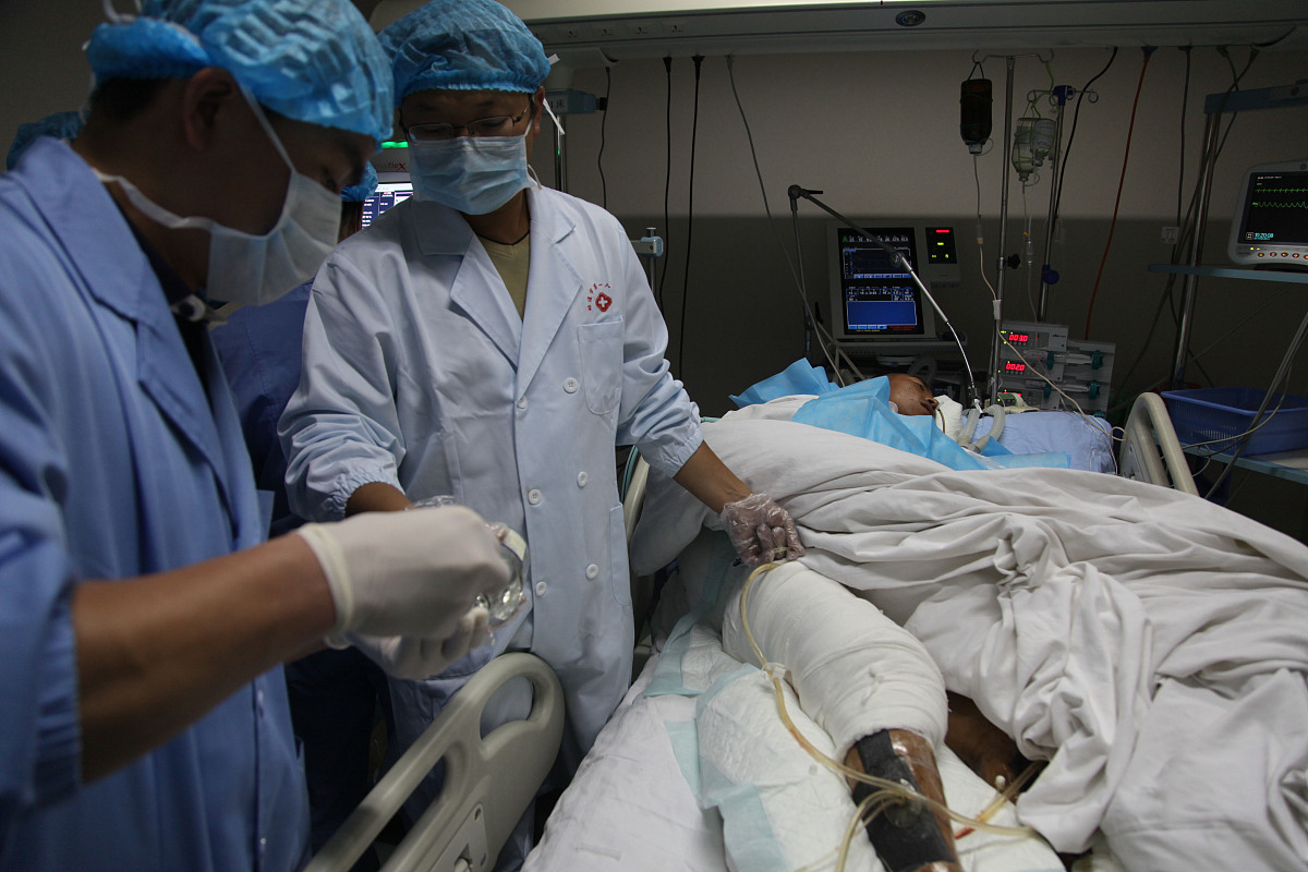 毕尔巴鄂队员比赛中意外受伤,医护人员紧急救助的简单介绍 毕尔巴鄂队员比赛中意外受伤,医护人员紧急救助的简单介绍