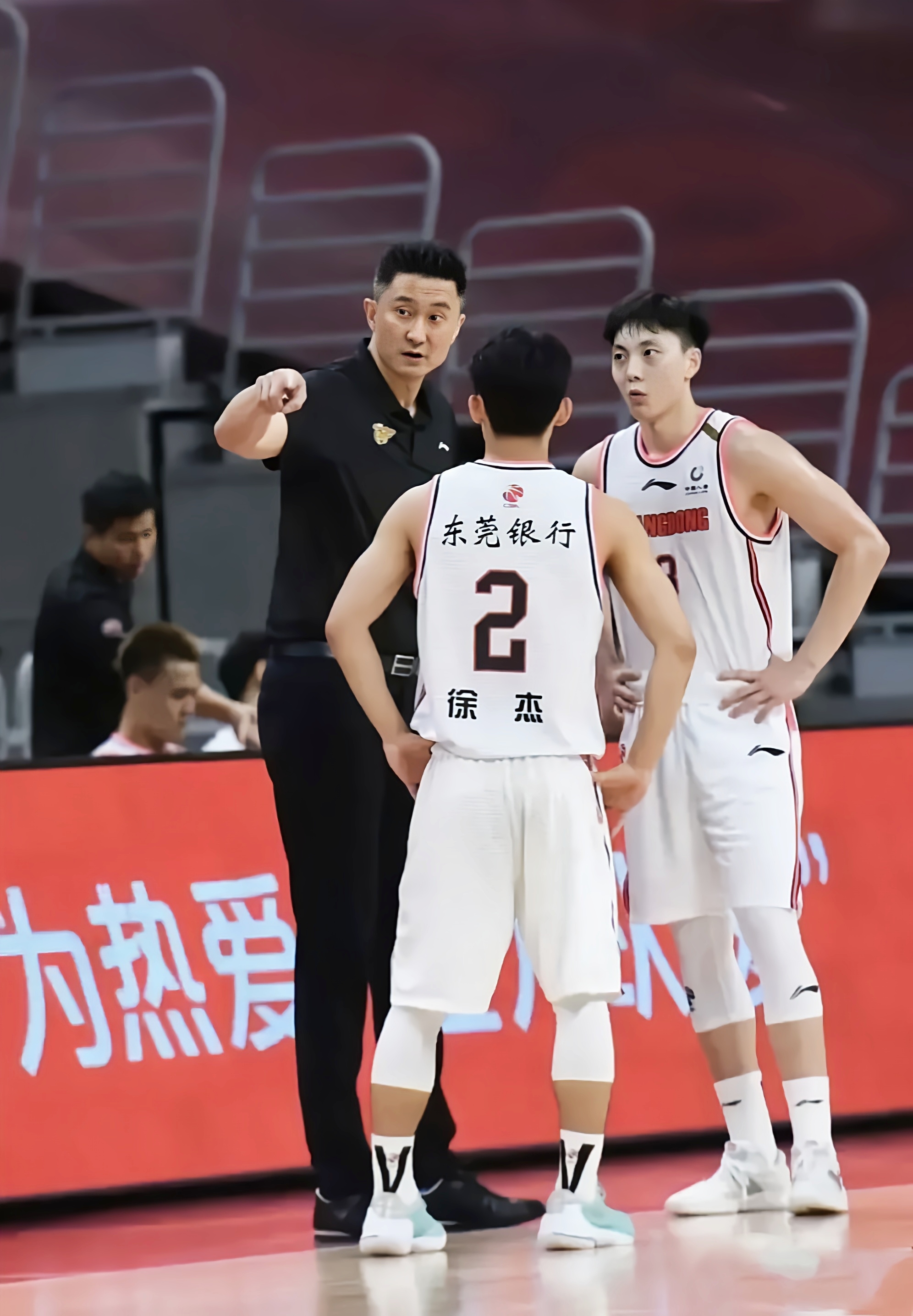 广东宏远遭遇广州队挑战,胜负难料的简单介绍 广东宏远遭遇广州队挑战,胜负难料的简单介绍