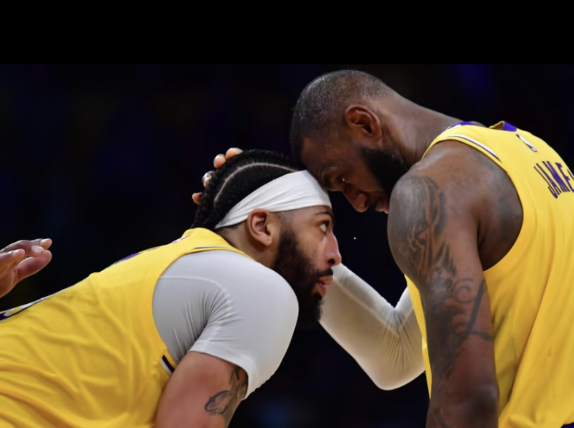 湖人绝地反击美国男篮,恩比德送出助攻 湖人绝地反击美国男篮,恩比德送出助攻