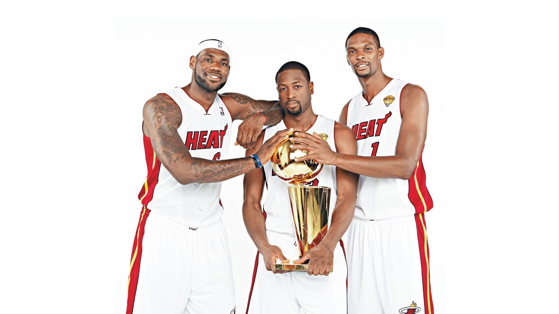 欧冠淘汰赛焦点战，森林狼全面压制雄鹿，双线战场的战术交响曲