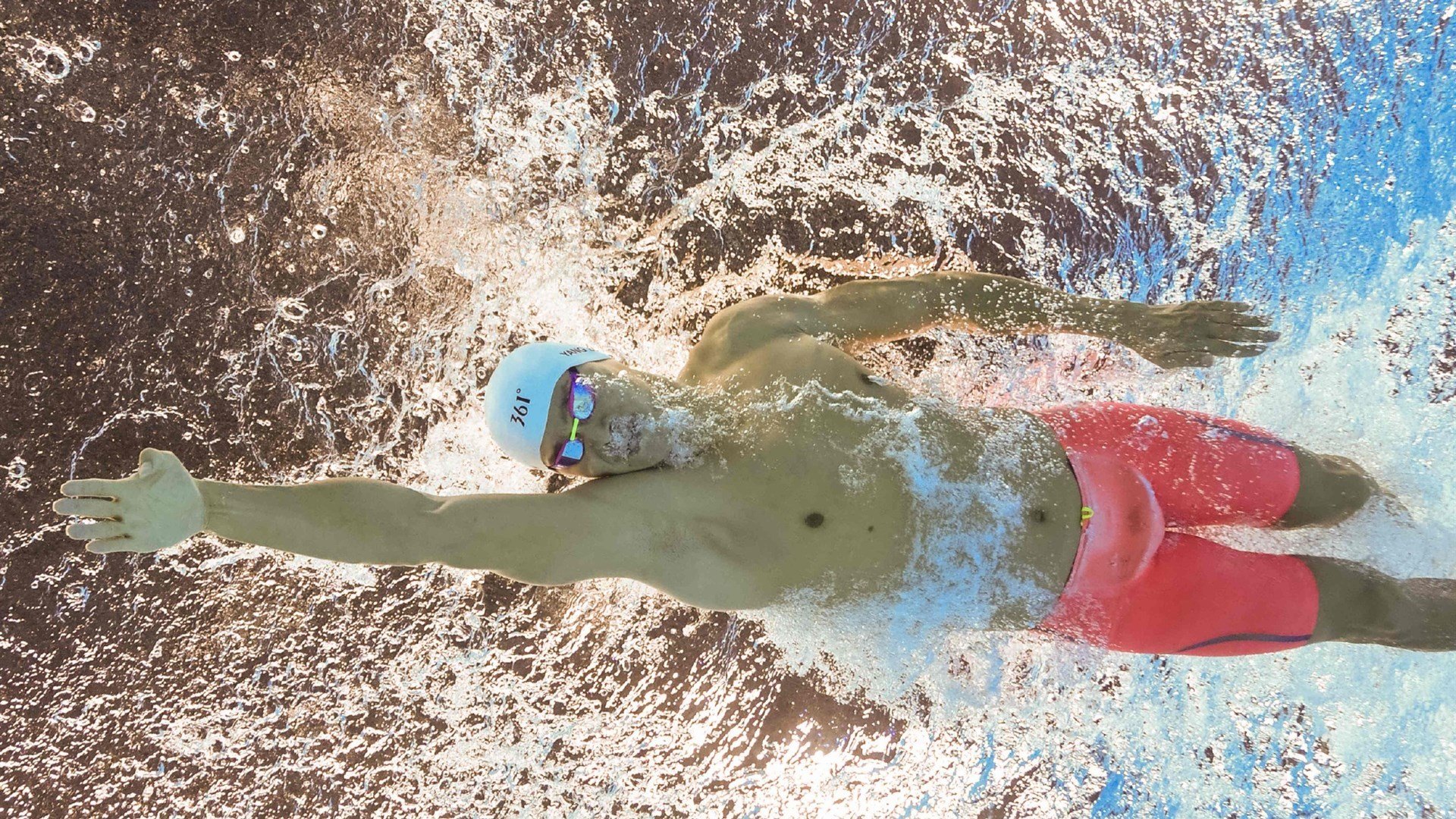 赛道烽火，拉塞尔点燃赛场，红牛二队轻取哈斯车队